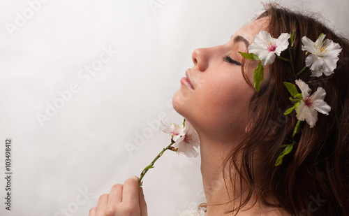 Ragazza con i fiori tra i capelli photo