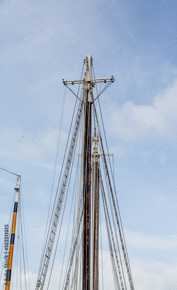 Obraz premium Masts Against Sky