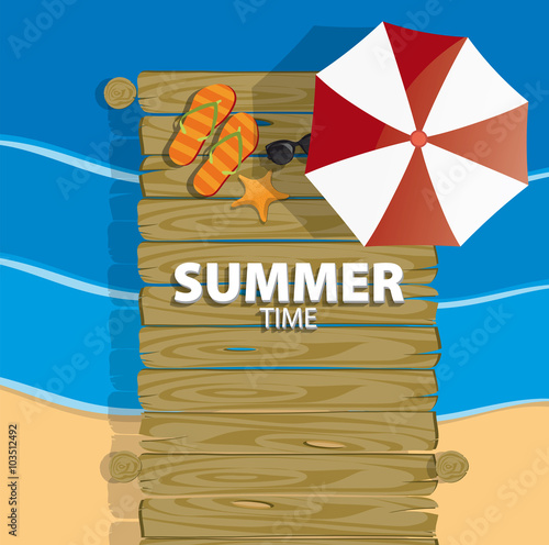 tempo d'estate con passerella in legno sul mare e spiaggia