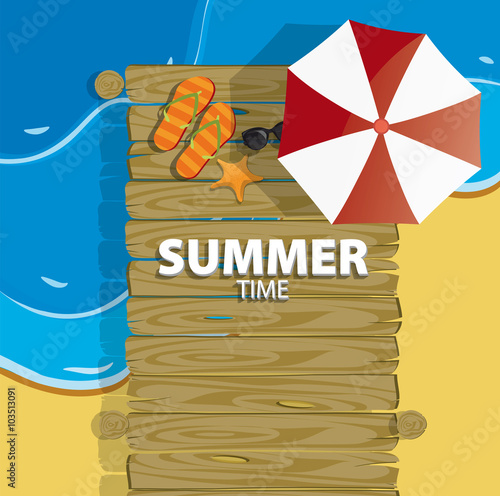 tempo d'estate con passerella in legno sul mare e spiaggia