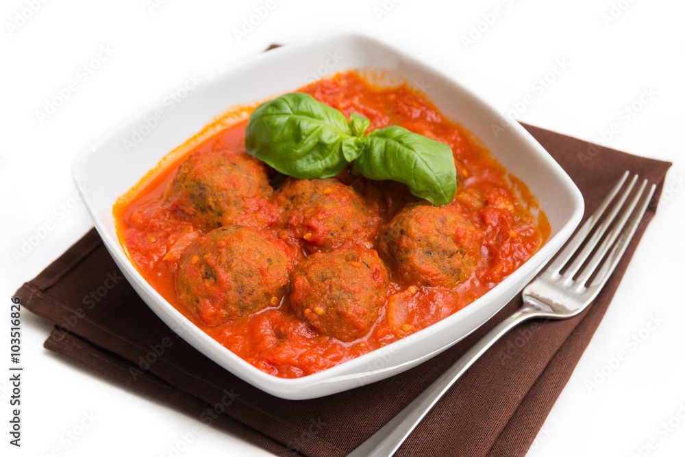 Polpette di manzo al sugo su fondo bianco Polpette di manzo al sugo su fondo bianco