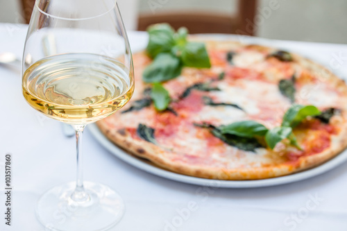 Weißwein und Pizza Margaretha