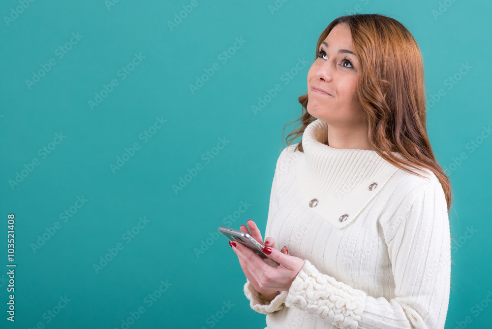 junge frau schreibt nachrichten auf dem smartphone junge frau schreibt nachrichten auf dem smartphone