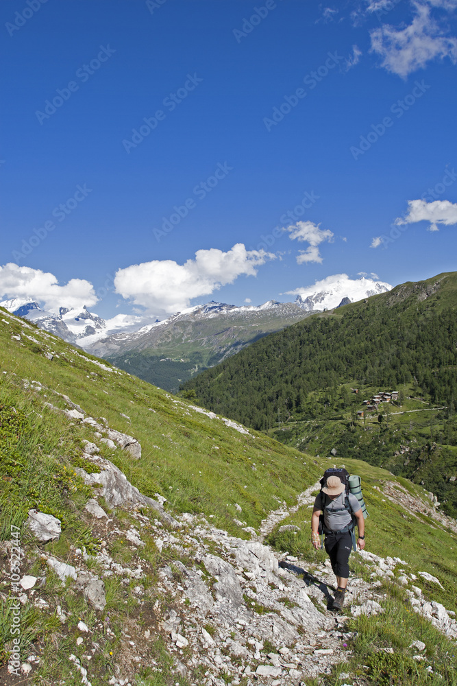 Turysta w Alpach