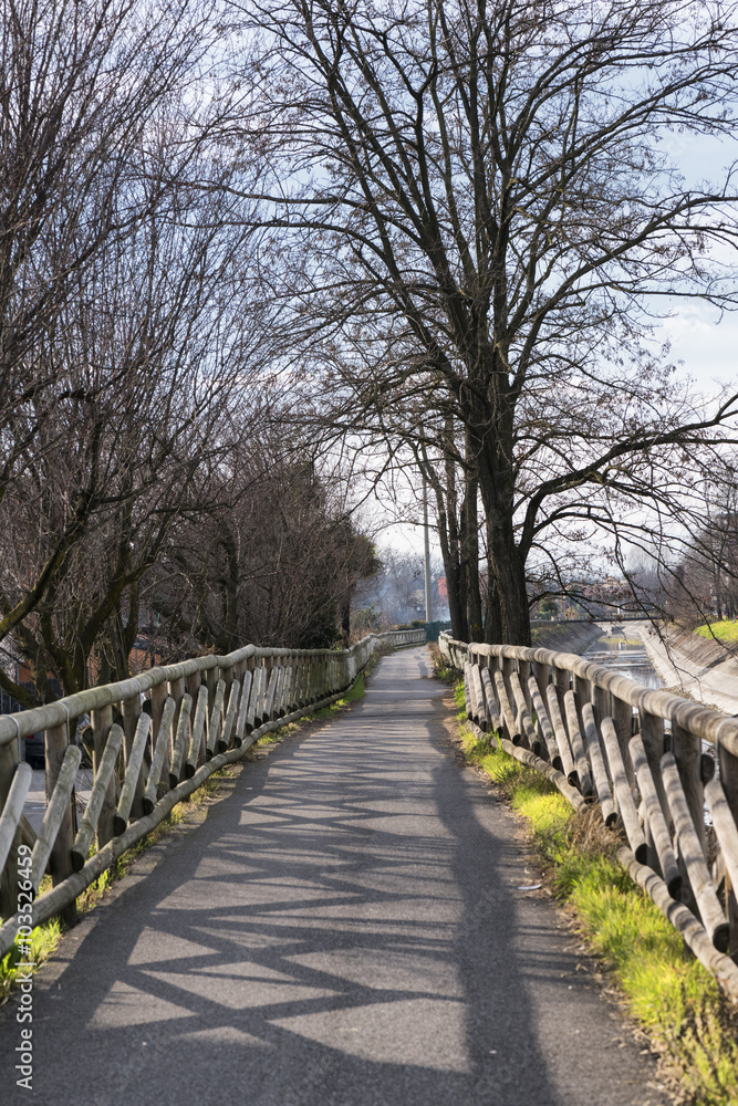 Canal Villoresi, lane for pedestrians and bicycles Canal Villoresi, lane for pedestrians and bicycles