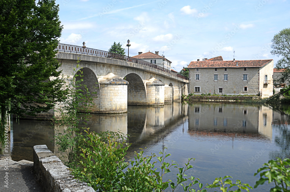 Brücke in französischer Kleinstadt
