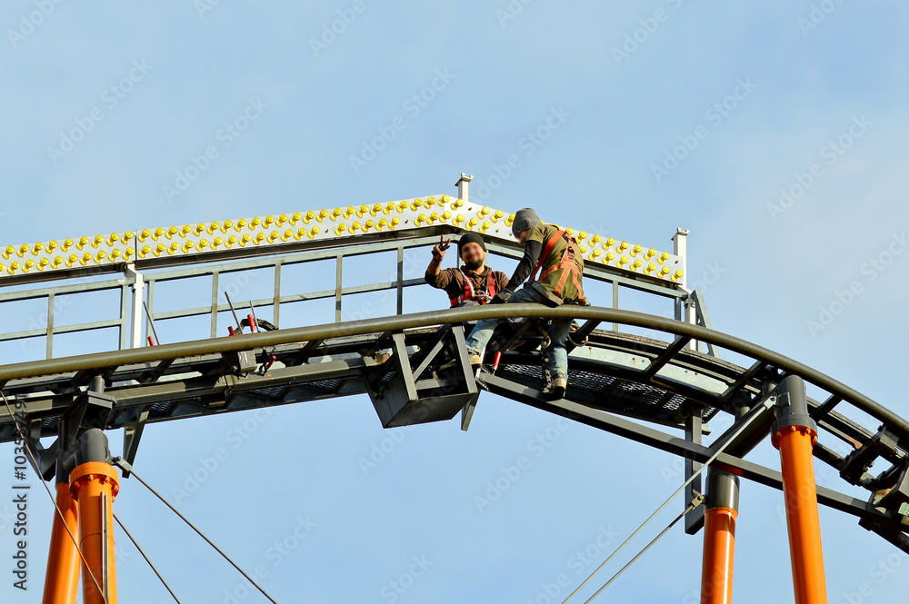 Industriekletterer beim Warten einer Achterbahn Industriekletterer beim Warten einer Achterbahn