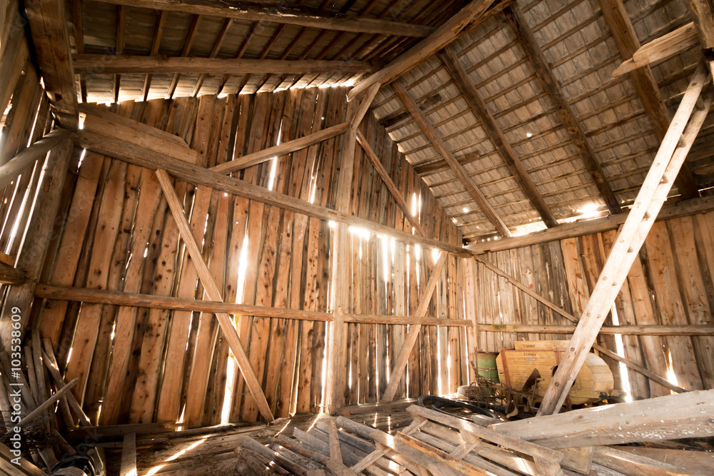 Holzscheune mit Lichteinfall von Innen Holzscheune mit Lichteinfall von Innen