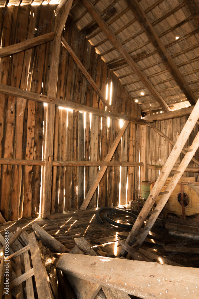 Holzscheune mit Lichteinfall von Innen, hochkant Holzscheune mit Lichteinfall von Innen, hochkant