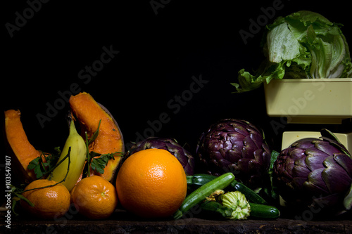 Frutta e ortaggi su piano in legno photo