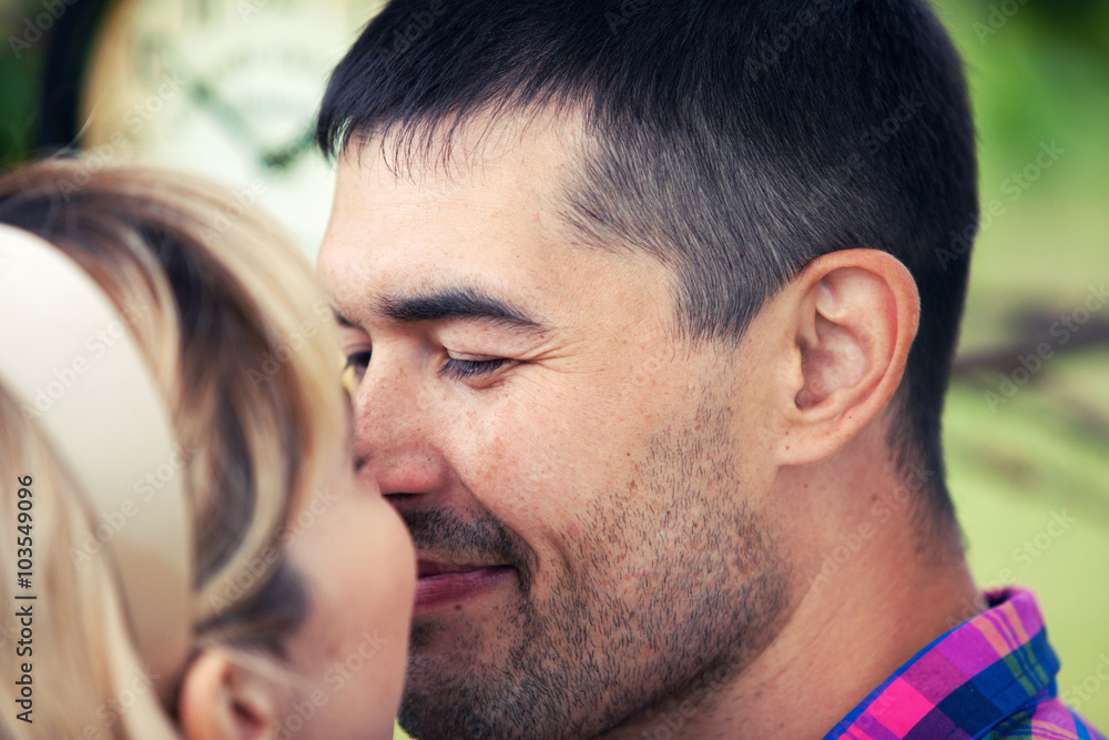 Obraz premium Lovers kiss Closeup