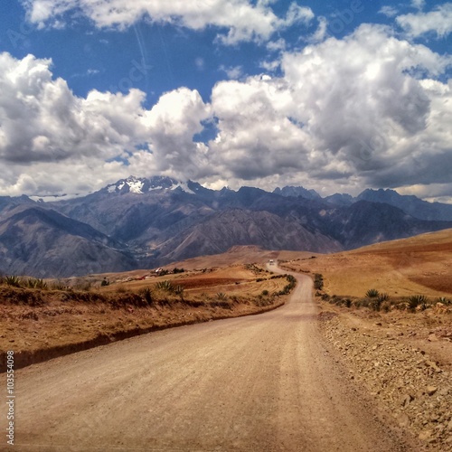 Camino sin asfaltar en Perú