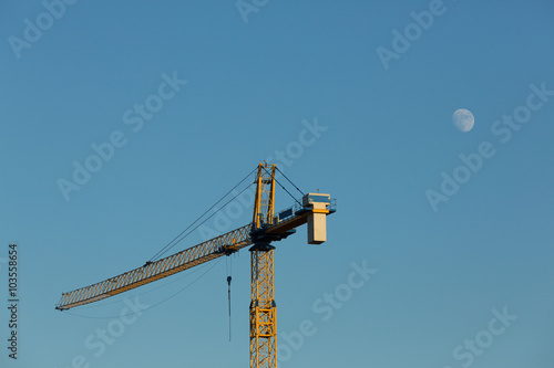 Gru a torre per edilizia, gialla con luna sullo sfondo
