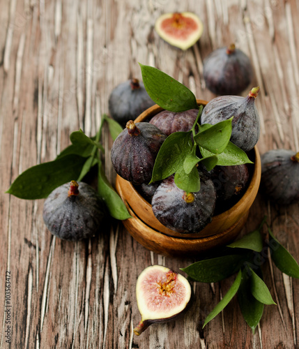 Fototapeta Naklejka Na Ścianę i Meble -  raw figs in a wooden bowl, selective focus