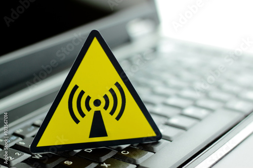 Warnung vor nicht ionisierender Strahlung nach EN ISO 7010