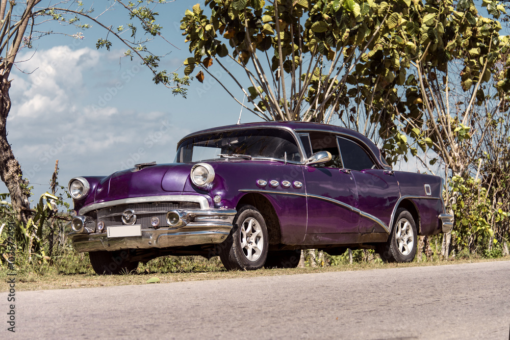 Kuba: Schöner US amerikanischer Oldtimer parkt am kubanischen Straßenrand 