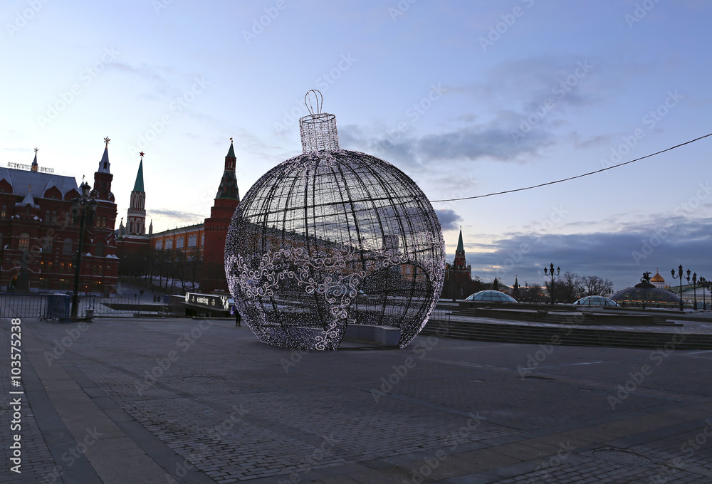 Obraz premium Large Christmas ball on a Moscow street with festive illumination