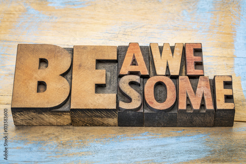 Εκτύπωση καμβά be awesome words in wood type