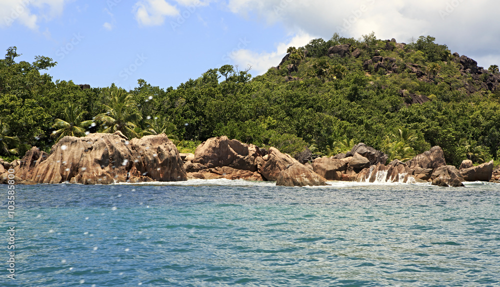 Naklejka premium Beautiful Huge granite boulders on Curieuse Island in Indian Ocean.