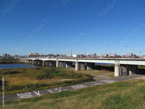 河川敷と鹿浜橋