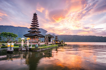 Ingelijste posters Indonesië Hindoetempel aan het Bratanmeer  © zephyr_p