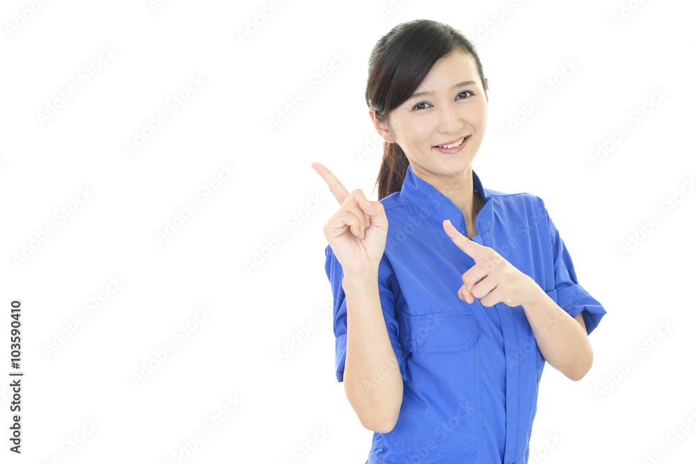 指示する女性作業員 指示する女性作業員