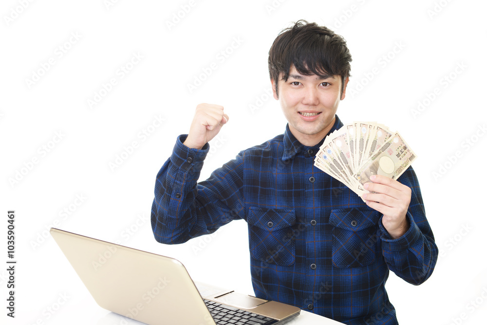 紙幣を持つ笑顔の男性