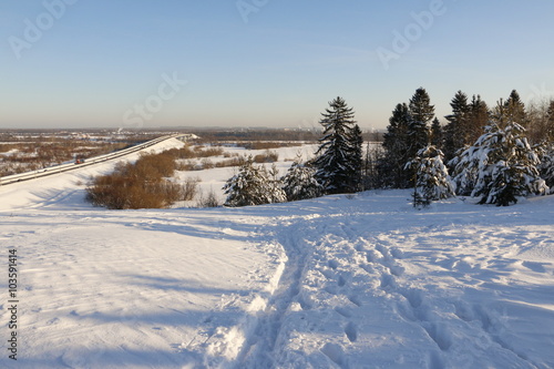 Снежная дорога зимним солнечным днем © keleny