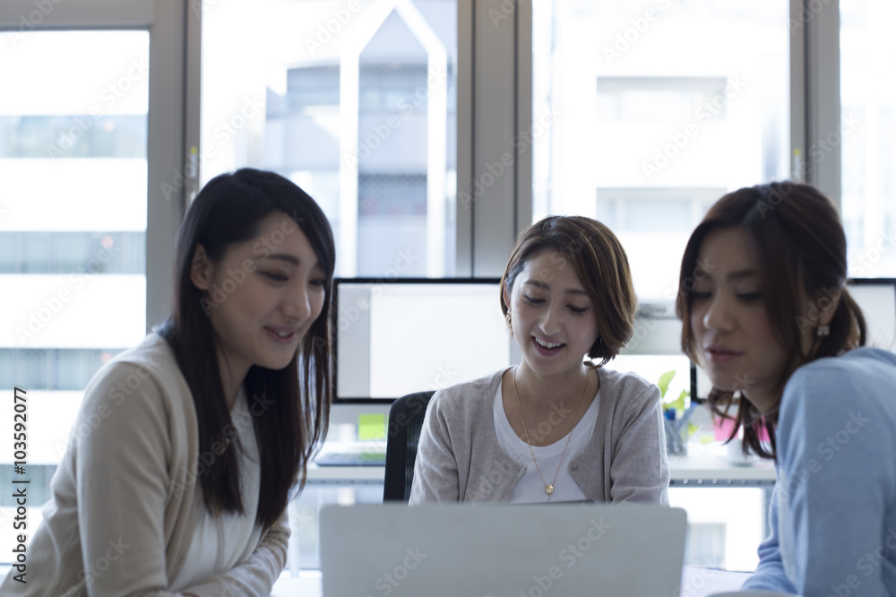 Obraz premium Three women are peek laptop screen