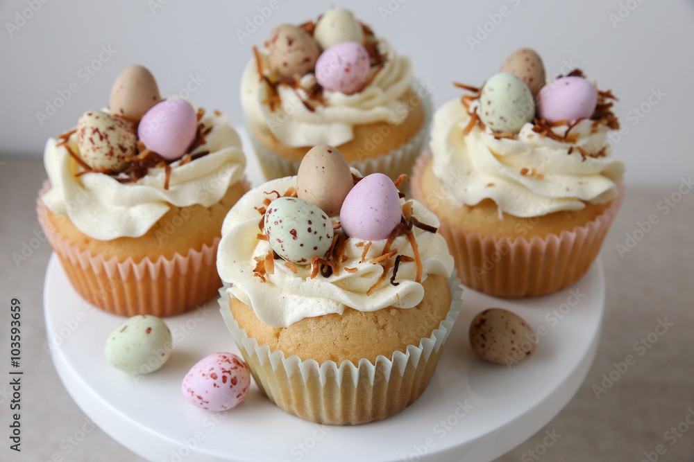 Obraz premium Homemade Easter eggs cupcakes