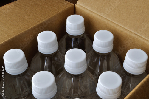 ダンボール箱に詰めた水のペットボトル
