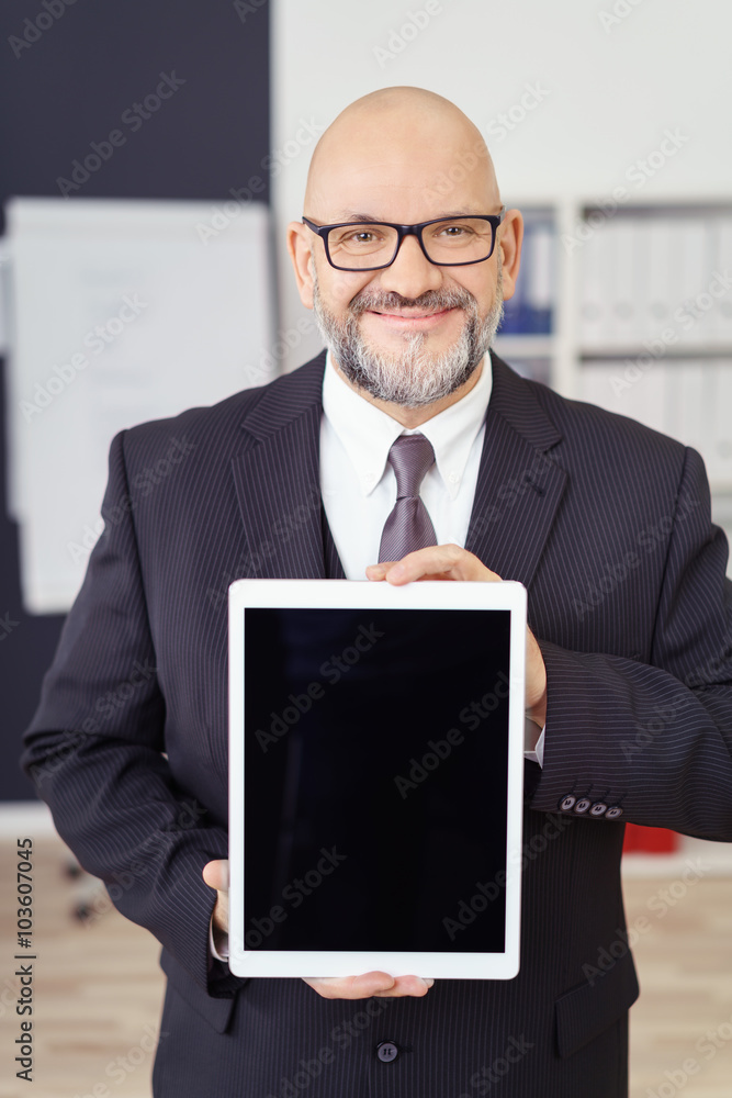 geschäftsmann zeigt etwas am tablet