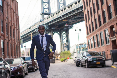 Canvas Print Young confident businessman portrait with Manhattan Bridge in the background