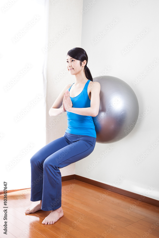 Fototapeta premium バランスボールを使う女性 エクササイズ