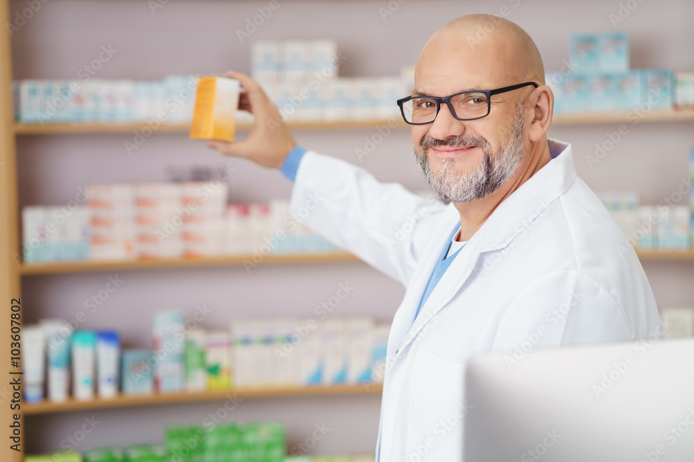 apotheker hält ein arzneimittel in der hand