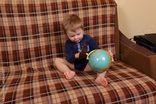 Dziecko z globusem