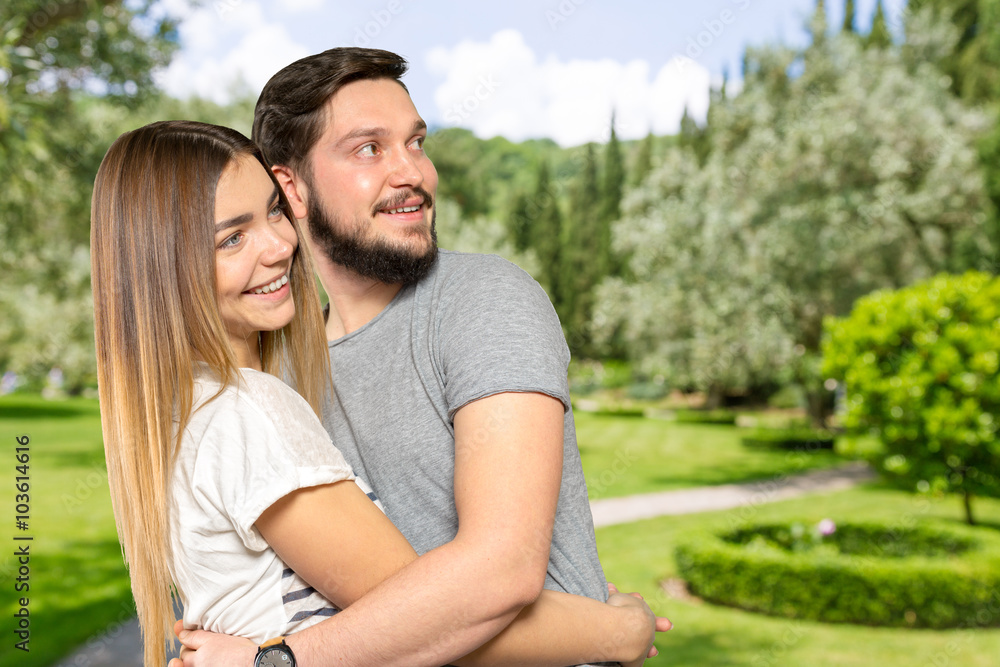 Obraz premium Cheerful young couple standing