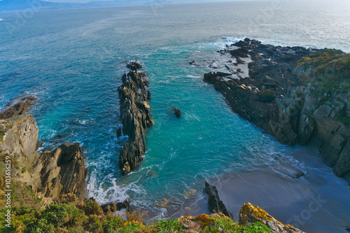 Mar contra las rocas en hermoso acantilado, Galicia