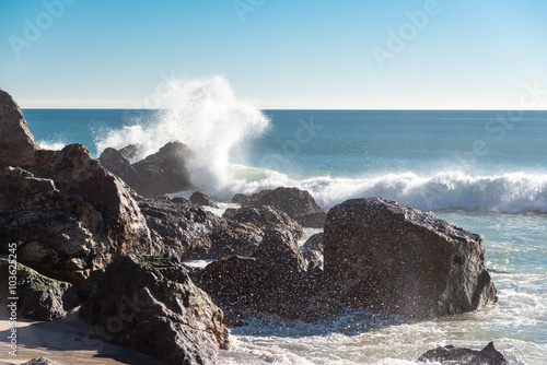Fotografie waves crashing at point dume, zuma beach, california