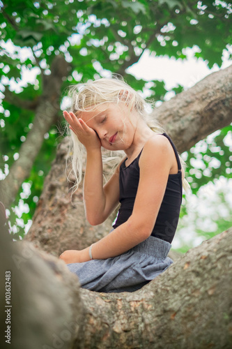 Konstfotografi Little Girl Troubled in tree