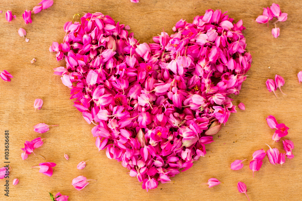 Place a small flower pink, heart-shaped. Place a small flower pink, heart-shaped.