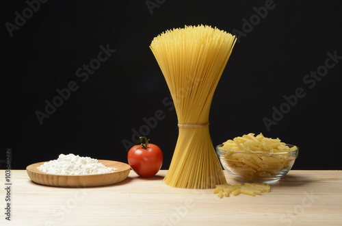 Pasta espagueti y penne cruda