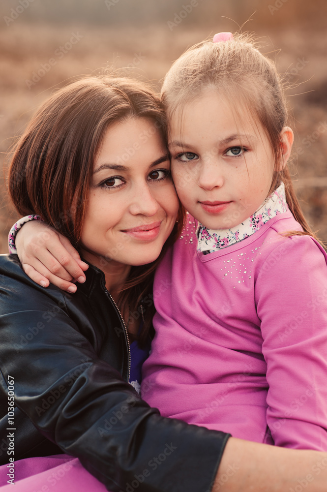 Obraz premium lifestyle capture of happy mother and preteen daughter having fun outdoor. Loving family spending time together on the walk. Cozy weekend.