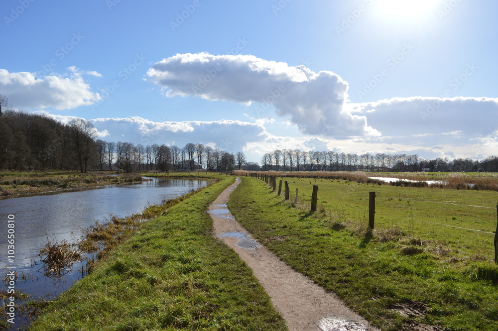 voetpad langs rivier Oude IJssel voetpad langs rivier Oude IJssel