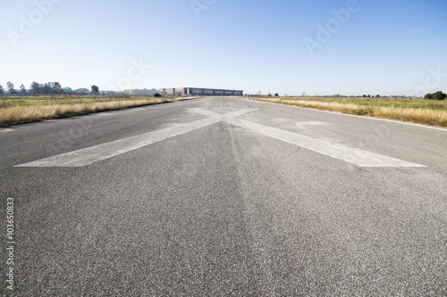 Simbolo X di pista di atterraggio chiusa di un aeroporto abbandonato  photo