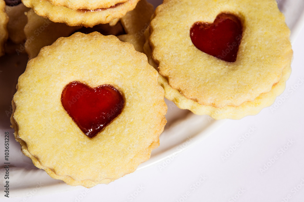 Biscotti senza glutine fatti in casa con marmellata a forma di cuore Biscotti senza glutine fatti in casa con marmellata a forma di cuore