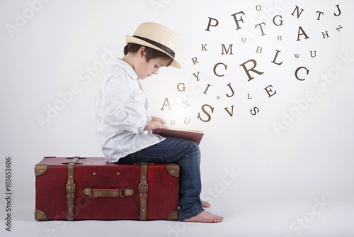 Quadro su tela niño leyendo un libro
