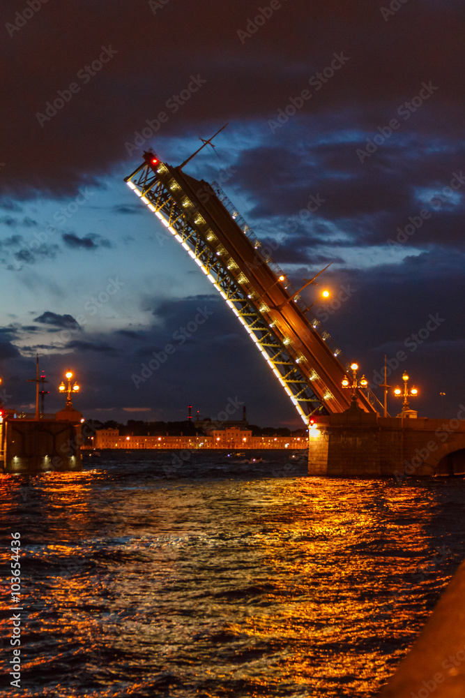 Мосты разводятся, летняя ночь в Санкт-Петербурге