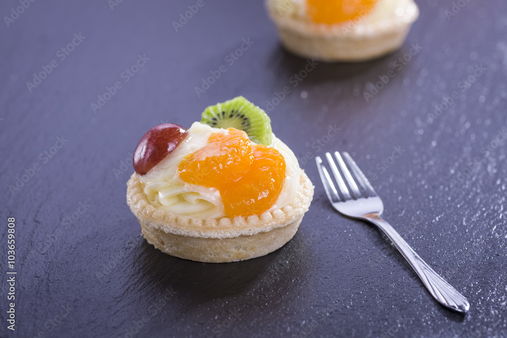 mini tart with pudding and fruit mini tart with pudding and fruit