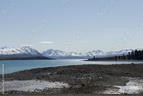 Lago de agua turquesas con montañas nevadas en los Alpes de la Isla Sur de Nueva Zelanda. photo